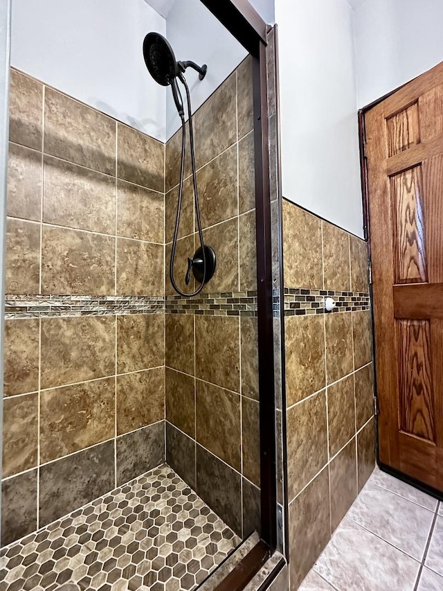 39 Leonard St, Elgin, IL 60123 - bathroom featuring a stall shower
