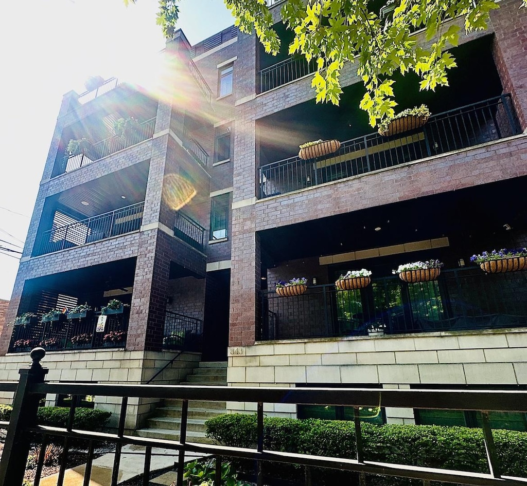 843 W Fletcher St Unit 1E, Chicago, IL 60657 - view of building exterior with stairway
