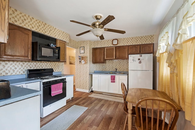 125 E Robinhood Way, Bolingbrook, IL 60440 - kitchen with freestanding refrigerator, gas stove, wallpapered walls, black microwave, and ceiling fan