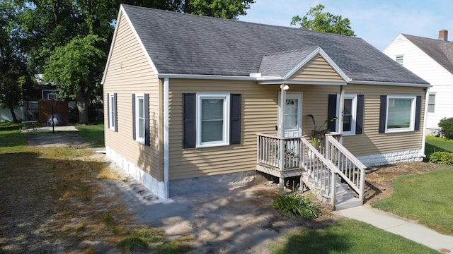 240 E 3rd Ave, Clifton, IL 60927 - view of front facade featuring a shingled roof
