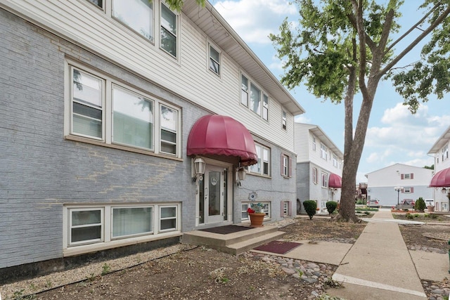 9445 W Kelvin Ln Unit 2992, Schiller Park, IL 60176 - view of building exterior featuring a residential view