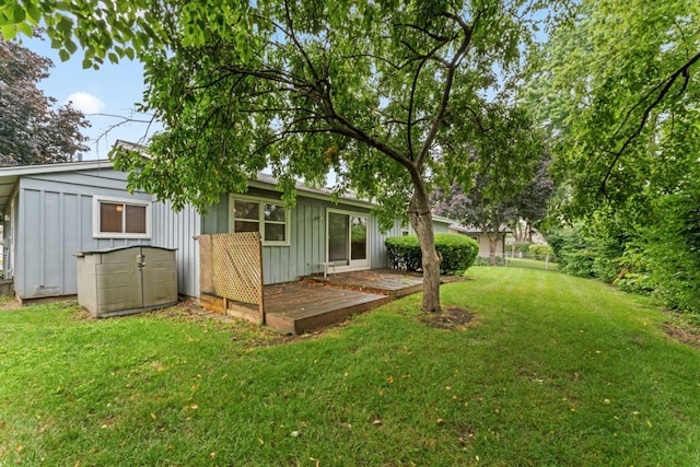 57 Kenilworth Ave, Elk Grove Village, IL 60007 - view of grassy yard featuring a deck