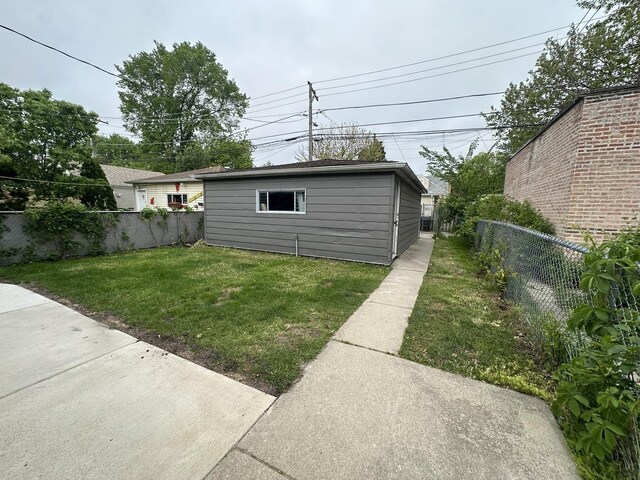 5848 N Drake Ave, Chicago, IL 60659 - fenced backyard featuring an outdoor structure