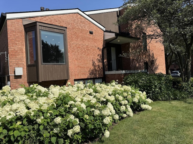 19W286 Governors Trl Unit 0, Oak Brook, IL 60523 - view of side of home featuring brick siding and a yard