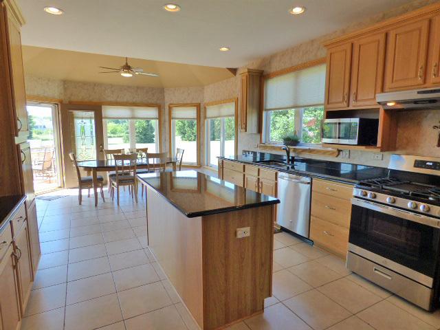 41W951 Hunters Hill Dr, Saint Charles, IL 60175 - kitchen with appliances with stainless steel finishes, under cabinet range hood, a kitchen island, ceiling fan, and recessed lighting