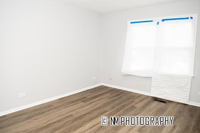 9828 Warren Ave, Oak Lawn, IL 60453 - unfurnished room featuring baseboards and wood finished floors