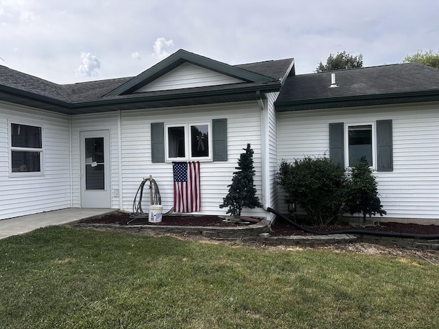 1959 W Navajo Dr, Freeport, IL 61032 - back of house featuring a yard and roof with shingles