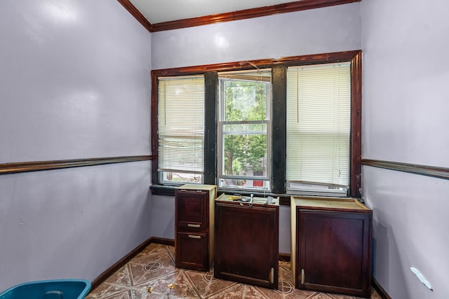 5212 S Honore St, Chicago, IL 60609 - office space with ornamental molding and baseboards