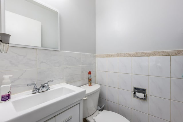 8821 N Washington St Unit F, Niles, IL 60714 - half bath featuring vanity and tile walls