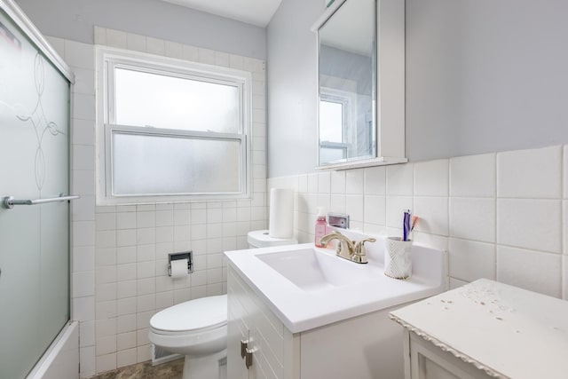 8821 N Washington St Unit F, Niles, IL 60714 - full bathroom with vanity, tile walls, and bath / shower combo with glass door