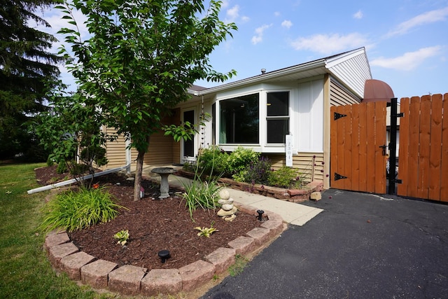 2304 Jay Ln, Rolling Meadows, IL 60008 - view of front of home featuring a gate