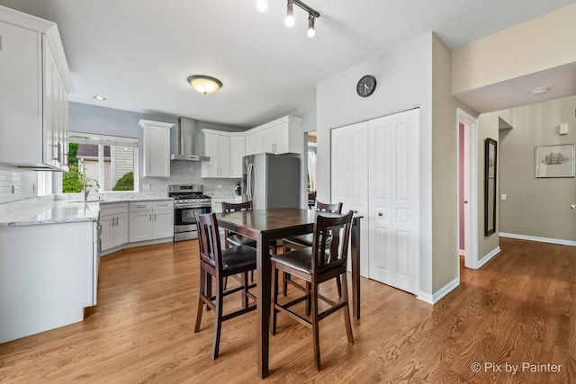 534 Ivory Ln, Bartlett, IL 60103 - dining area with light wood-style flooring and baseboards