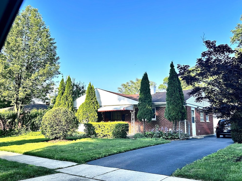 295 E Dennis Rd, Wheeling, IL 60090 - view of front of house featuring brick siding and a front lawn