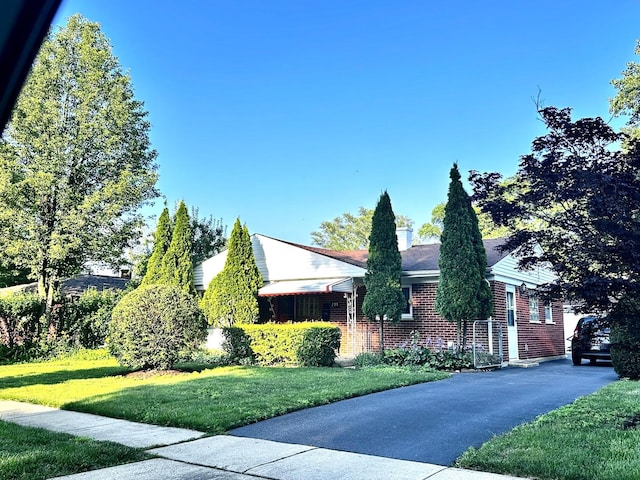 295 E Dennis Rd, Wheeling, IL 60090 - view of front of house featuring brick siding and a front lawn