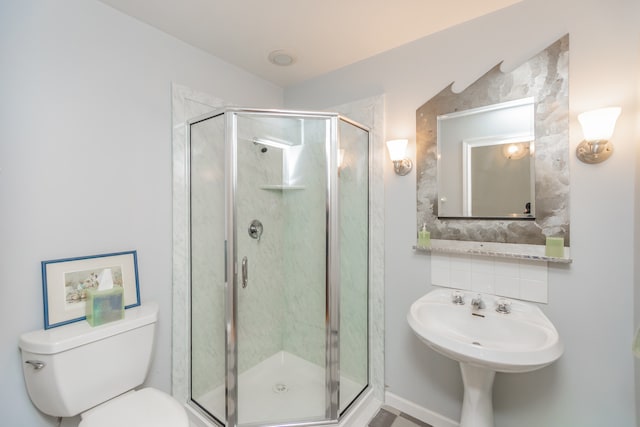 1020 S Wabash Ave Unit 7C, Chicago, IL 60605 - bathroom featuring a shower stall and decorative backsplash