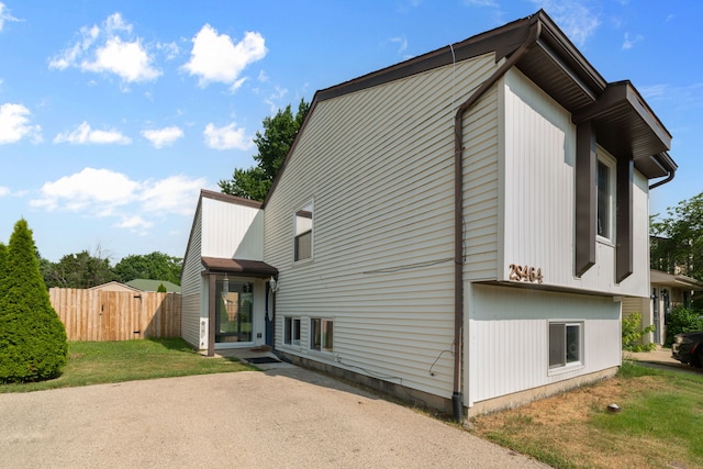2S464 Cottonwood Ct, Warrenville, IL 60555 - view of side of property