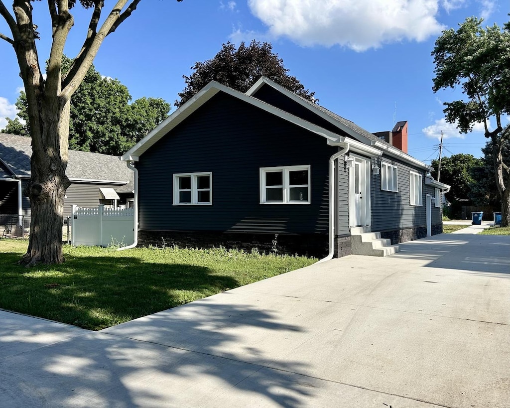 425 W Cleveland St, Spring Valley, IL 61362 - view of front of house with entry steps and a chimney