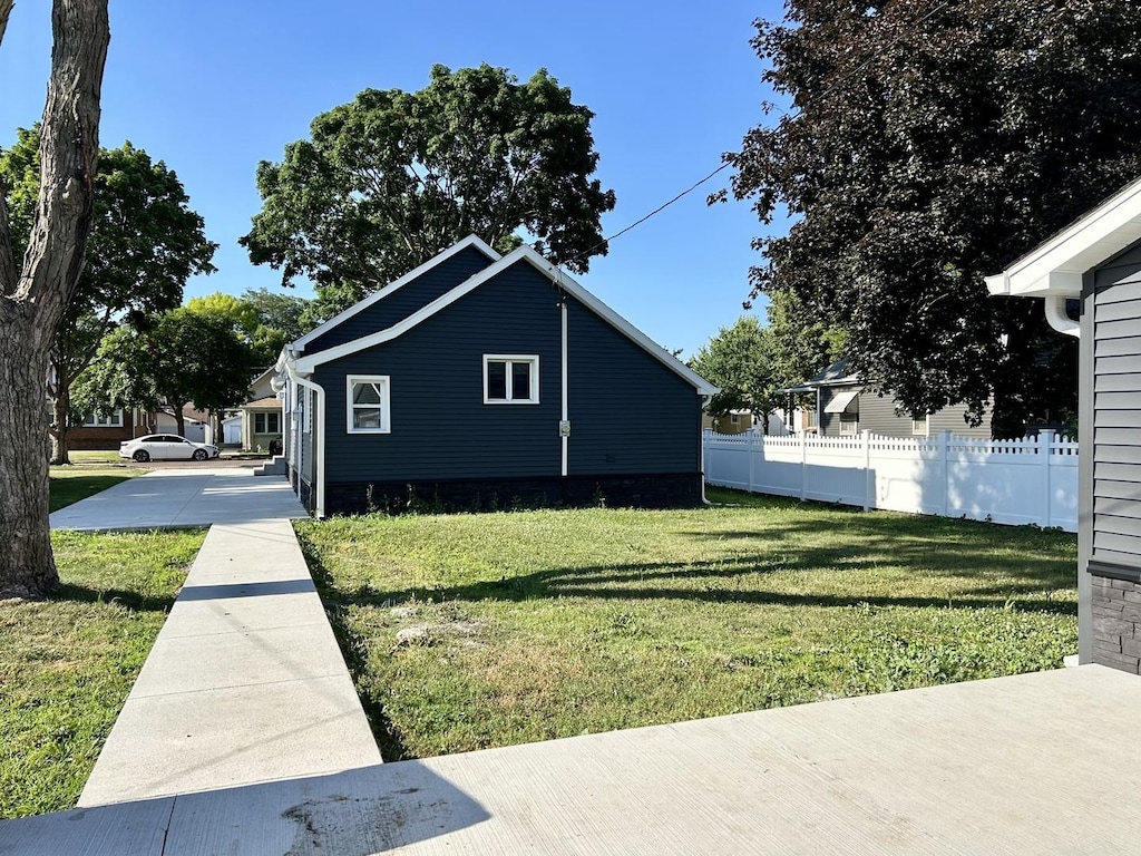 425 W Cleveland St, Spring Valley, IL 61362 - view of side of property