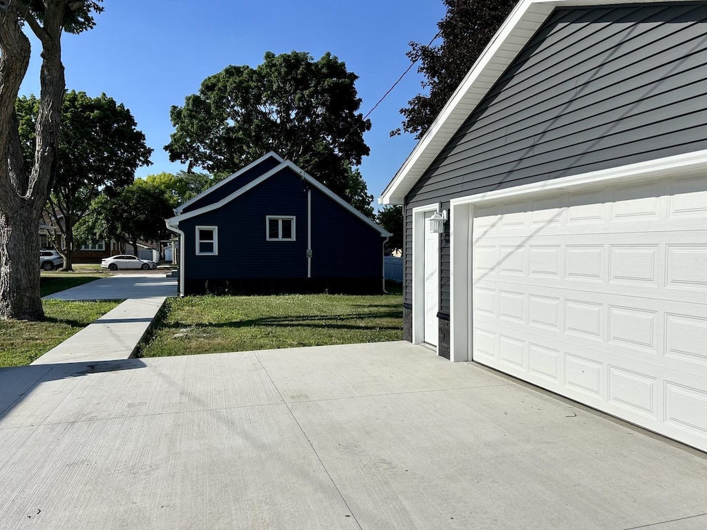 425 W Cleveland St, Spring Valley, IL 61362 - garage with concrete driveway