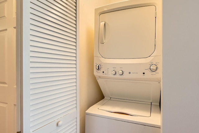 4056 N Albany Ave Unit G, Chicago, IL 60618 - washroom featuring stacked washer and clothes dryer