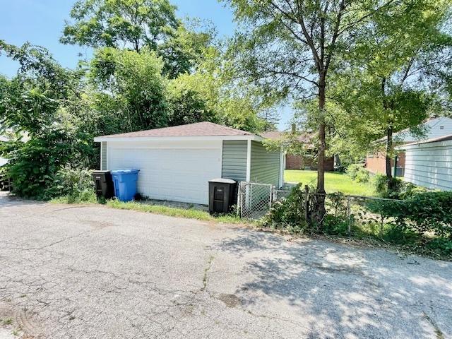 10049 S Calhoun Ave, Chicago, IL 60617 - view of detached garage