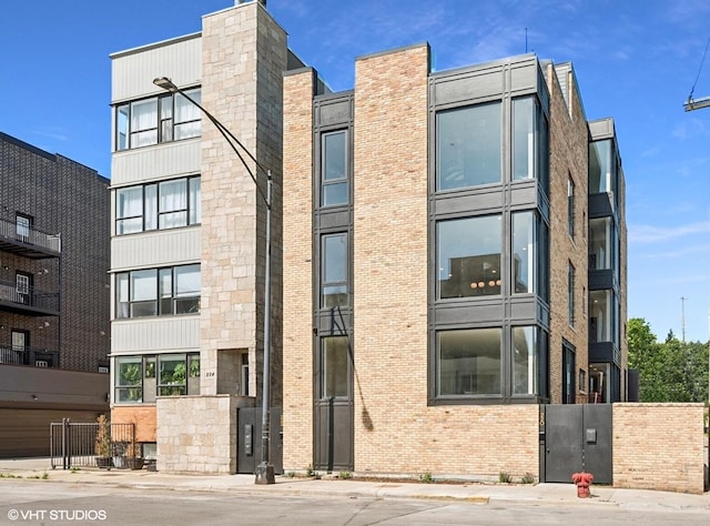 220 S Oakley Blvd, Chicago, IL 60612 - view of apartment building / complex