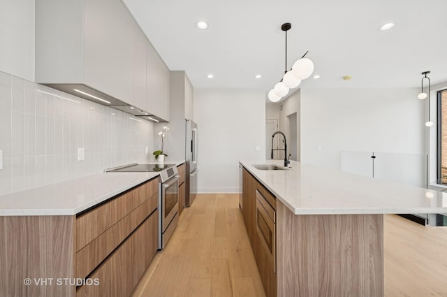220 S Oakley Blvd, Chicago, IL 60612 - kitchen featuring stainless steel appliances, modern cabinets, backsplash, a large island with sink, and recessed lighting