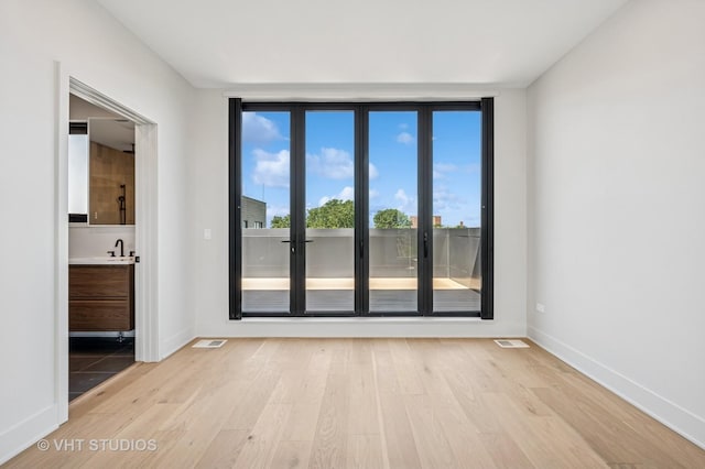 222 S Oakley Blvd Unit 3, Chicago, IL 60612 - empty room featuring light wood-style floors and baseboards