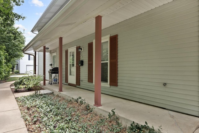735 Wellington Ave, Elk Grove Village, IL 60007 - entrance to property with a porch