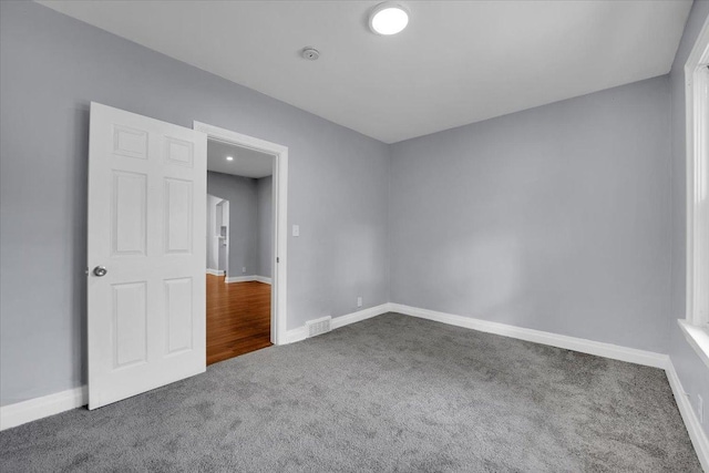 305 S Lewis Ave, Waukegan, IL 60085 - carpeted empty room with baseboards