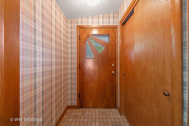506 S Charleton St, Willow Springs, IL 60480 - doorway with wallpapered walls