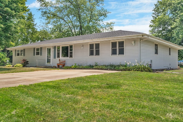 955 E 5th St, Coal City, IL 60416 - ranch-style home with a front yard