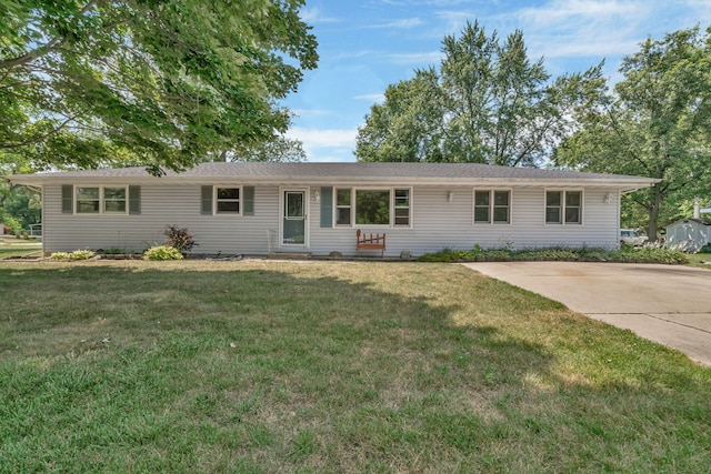 955 E 5th St, Coal City, IL 60416 - ranch-style home with a front yard