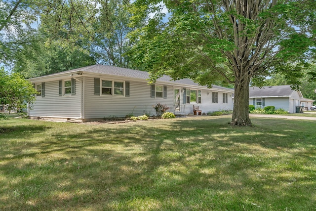 955 E 5th St, Coal City, IL 60416 - ranch-style house with a front lawn