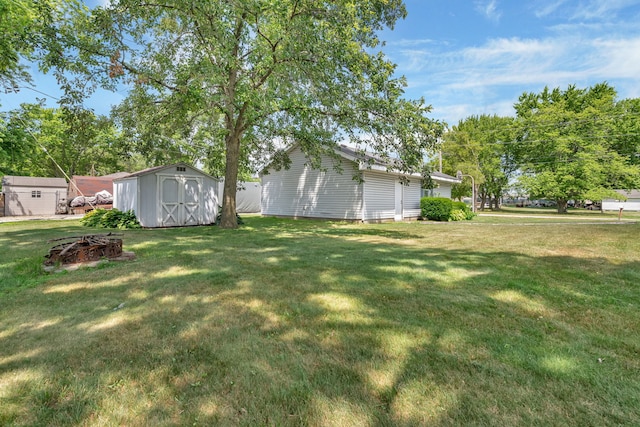 955 E 5th St, Coal City, IL 60416 - view of grassy yard with a shed