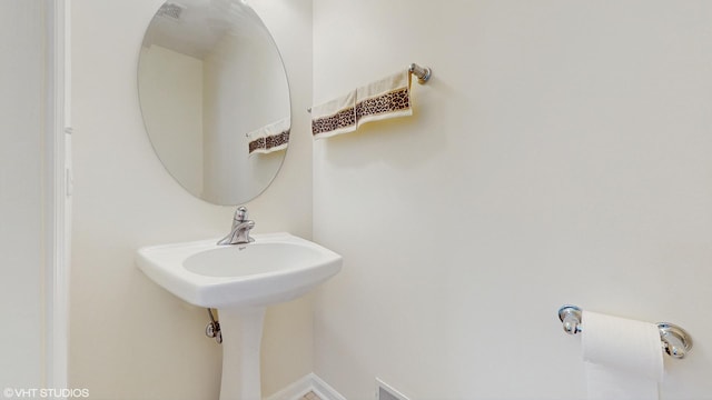 4606 S Woodlawn Ave, Chicago, IL 60653 - bathroom featuring a sink