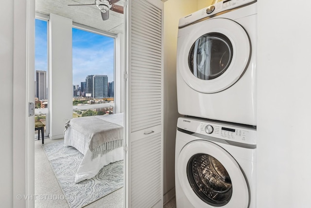 700 N Larrabee St Unit 1409, Chicago, IL 60654 - laundry area featuring estacked washer and dryer, a ceiling fan, and a view of city