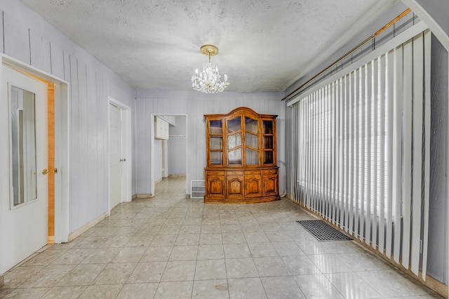 3928 W 63rd Pl, Chicago, IL 60629 - empty room featuring a chandelier and a textured ceiling