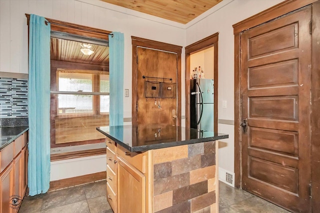 9826 S Walden Pkwy, Chicago, IL 60643 - interior space featuring wood ceiling and tasteful backsplash