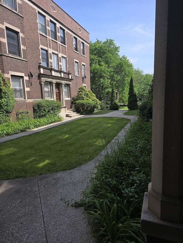 824 E Hyde Park Blvd Unit 1, Chicago, IL 60615 - view of property's community featuring a yard