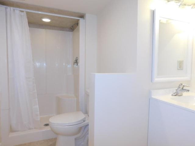 711 Glendale Ave, Rockford, IL 61108 - bathroom featuring vanity and a shower with curtain