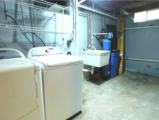 711 Glendale Ave, Rockford, IL 61108 - laundry room featuring washing machine and dryer
