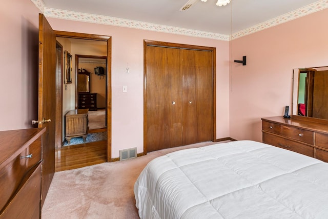 6955 N Dowagiac Ave, Chicago, IL 60646 - carpeted bedroom featuring a closet and baseboards
