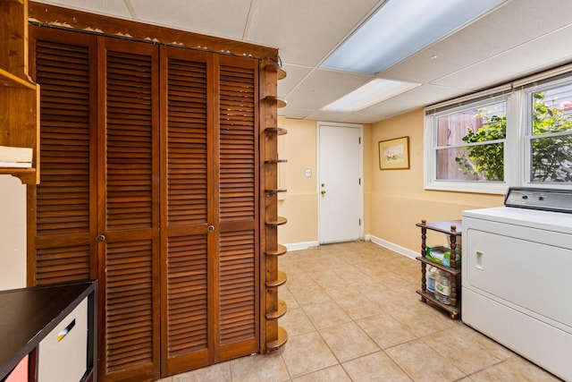 6955 N Dowagiac Ave, Chicago, IL 60646 - laundry room with washer / dryer and light tile patterned flooring