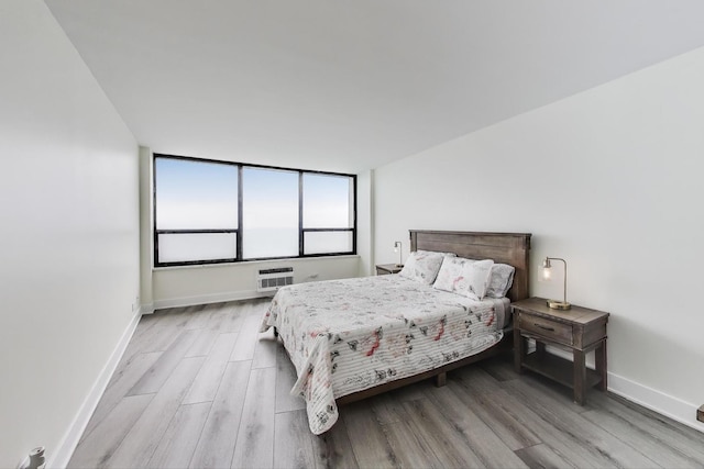 940 W Glenlake Ave Unit 19C, Chicago, IL 60660 - bedroom with light wood-style floors and baseboards