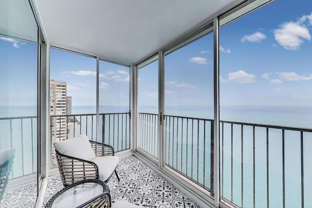 940 W Glenlake Ave Unit 19C, Chicago, IL 60660 - sunroom with a water view