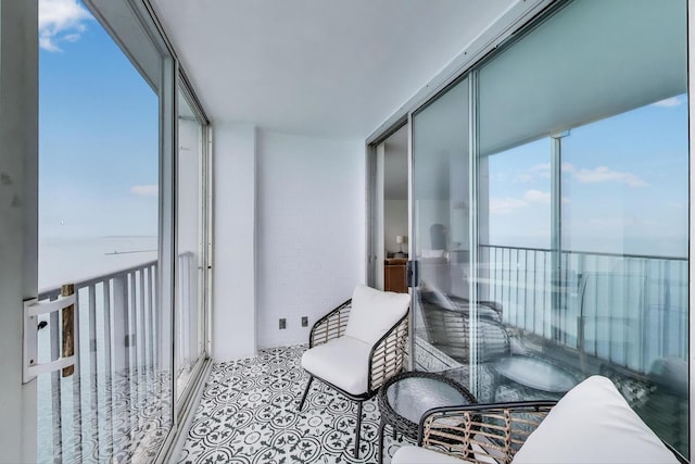 940 W Glenlake Ave Unit 19C, Chicago, IL 60660 - balcony featuring a water view