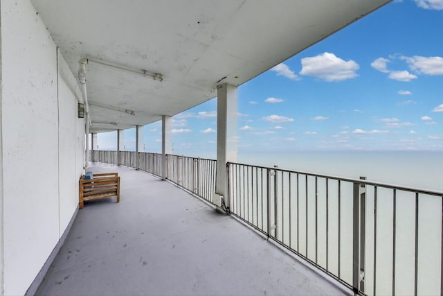 940 W Glenlake Ave Unit 19C, Chicago, IL 60660 - balcony featuring a water view