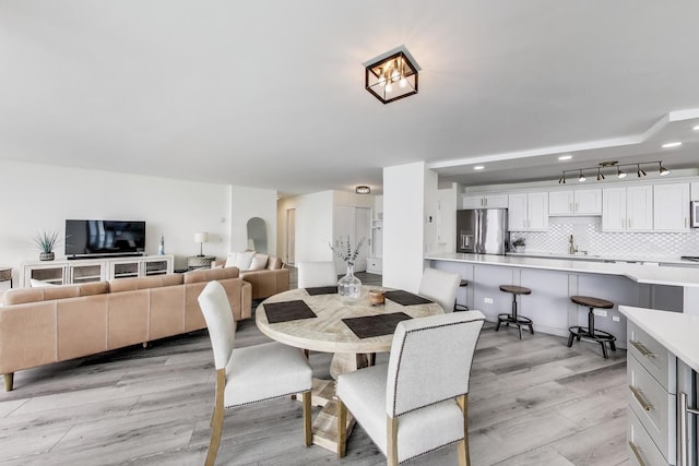 940 W Glenlake Ave Unit 19C, Chicago, IL 60660 - dining area with light wood-style flooring, rail lighting, and recessed lighting