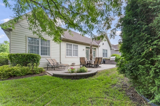 9 Aztec Ct, South Barrington, IL 60010 - rear view of property featuring a yard and a patio area
